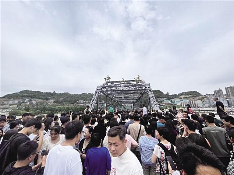 东方甄选“兰州游”中山桥成为当日“流量王”