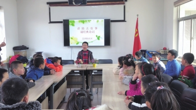 孩子们正在诵读经典诗词　李雪岚费勇玮摄