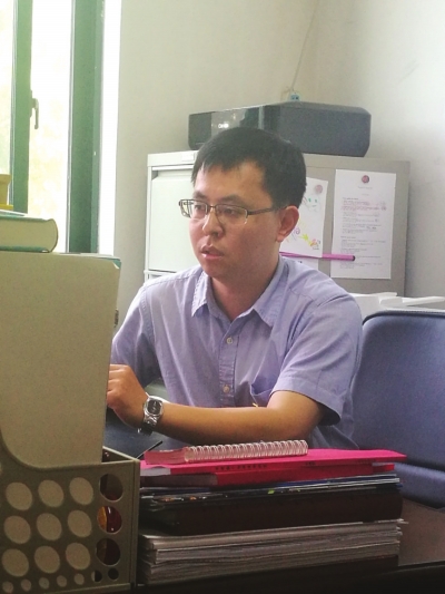 刘翔教授在工作中