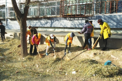皋兰县3000余名志愿者集中整治老旧小区环境卫生