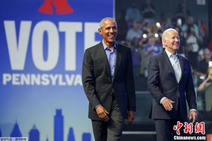 当地时间11月5日，拜登和奥巴马出席费城集会为民主党人中期选举拉票。