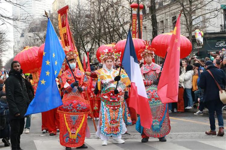 巴黎13区华人彩妆游行嘉年华。法国华裔互助会供图