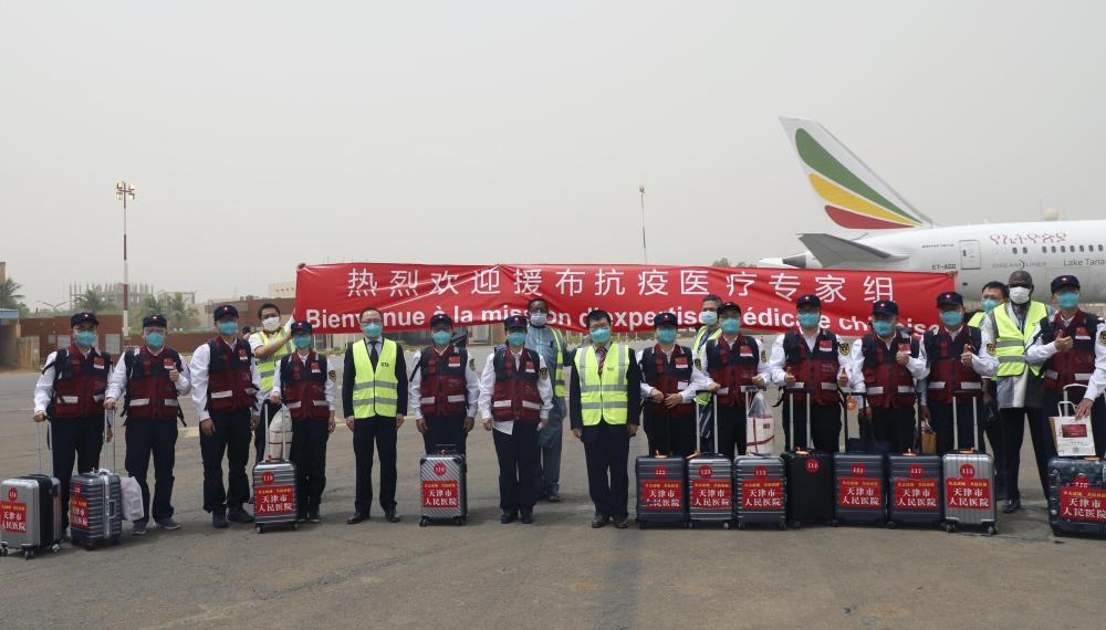 4月16日，在布基纳法索首都瓦加杜古，中国政府派遣的抗疫医疗专家组成员在机场留影。新华社发