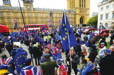 反对英国“脱欧”示威者在议会大厦外参加集会。新华社照片