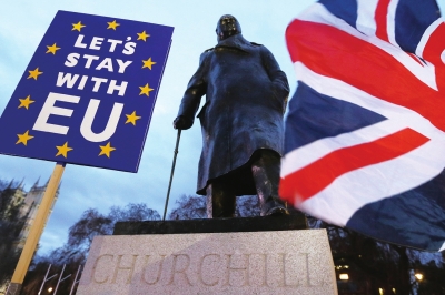1月15日，在英国伦敦，民众在议会大厦外的英国前首相丘吉尔雕像前参加集会。□新华社照片