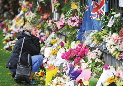 3月17日，在新西兰克赖斯特彻奇，一名女子在枪击案现场附近悼念遇难者。　　　□新华社照片