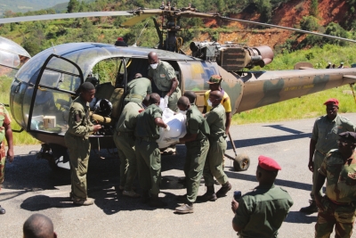 在津巴布韦马尼卡兰省，一架军方直升机正在转运遇难者遗体。