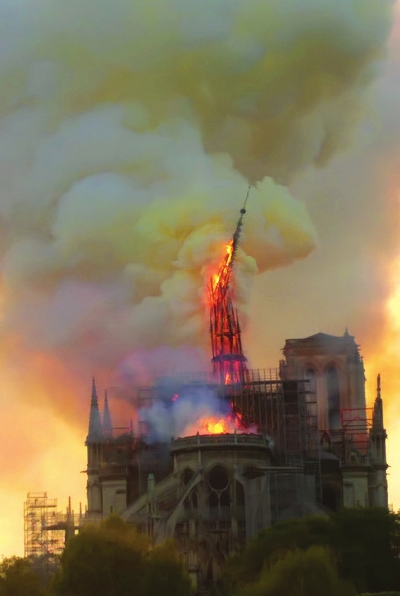 巴黎圣母院的尖塔因火灾倒塌