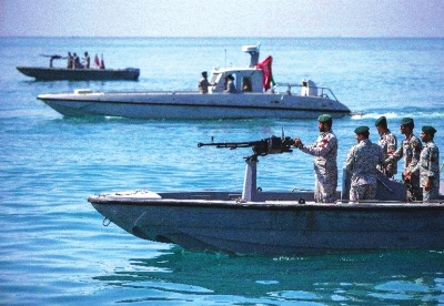 伊朗士兵在霍尔木兹海峡巡逻（资料照片）