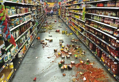 7月5日，在美国加利福尼亚州，一家超市的货品在地震中洒落一地。