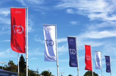 8月23日，在法国比亚里茨，新闻中心外挂着印有会议标识的旗帜。新华社照片