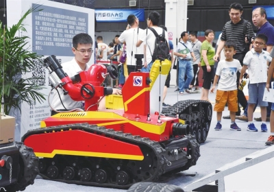 观众在2019世界机器人大会上参观消防机器人（8月22日摄）。□新华社照片