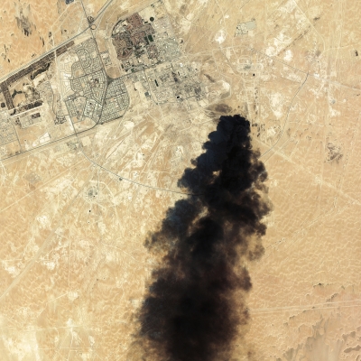位于沙特布盖格的沙特国家石油公司（阿美石油公司）石油设施14日起火后冒出浓烟。新华社照片