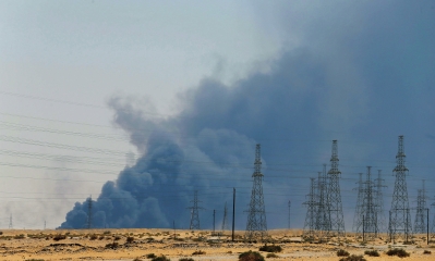 9月14日，位于沙特布盖格的沙特阿美公司石油设施起火后冒出浓烟。新华社照片