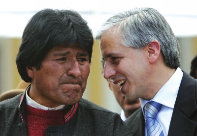 莫拉莱斯（左）与玻利维亚副总统加西亚交流的资料照片