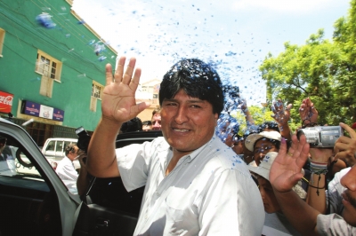 2005年12月19日，在玻利维亚科恰班巴，莫拉莱斯向支持者挥手致意的资料照片。