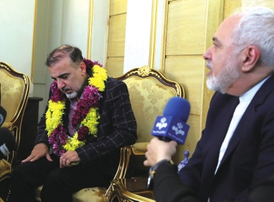 12月7日，伊朗外交部长穆罕默德·贾瓦德·扎里夫（右）和伊朗籍科学家马苏德·苏莱曼尼抵达达麦赫拉巴德机场后对媒体讲话。□新华社照片