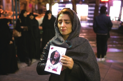 1月3日，在伊朗德黑兰，一名女子参加为伊朗伊斯兰革命卫队下属“圣城旅”指挥官卡西姆·苏莱马尼举行的悼念活动。　　　□新华社照片