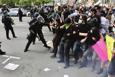 5月30日，在美国洛杉矶，示威者与警方发生冲突。　新华社照片