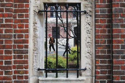 学生走在哈佛大学校园内　□新华社照片