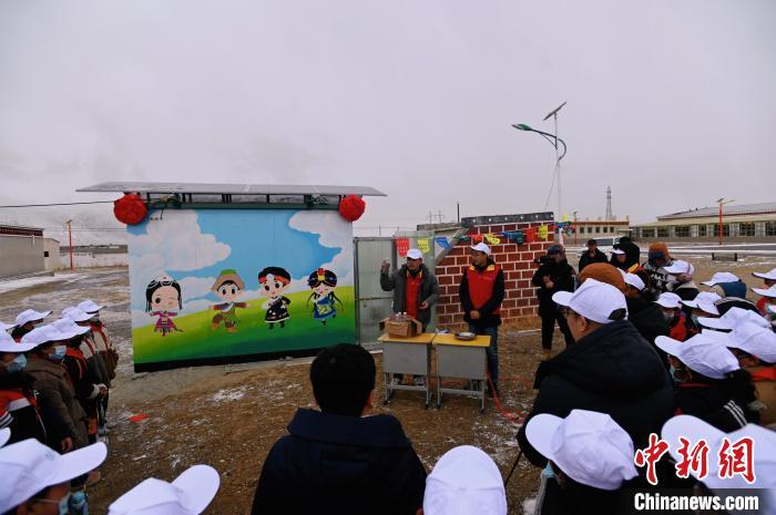 图为来自国网杭州供电公司的志愿者们在给孩子们讲解来自长江、黄河的水样标本知识。　国网杭州供电公司 摄