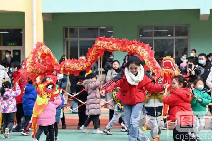 2月21日农历二月初二，甘肃兰州，小朋友们和老师体验“舞龙”表演。当日，甘肃省妇联保育院举行“二月二 龙抬头”亲子民俗体验活动。 中新社记者 九美旦增 摄