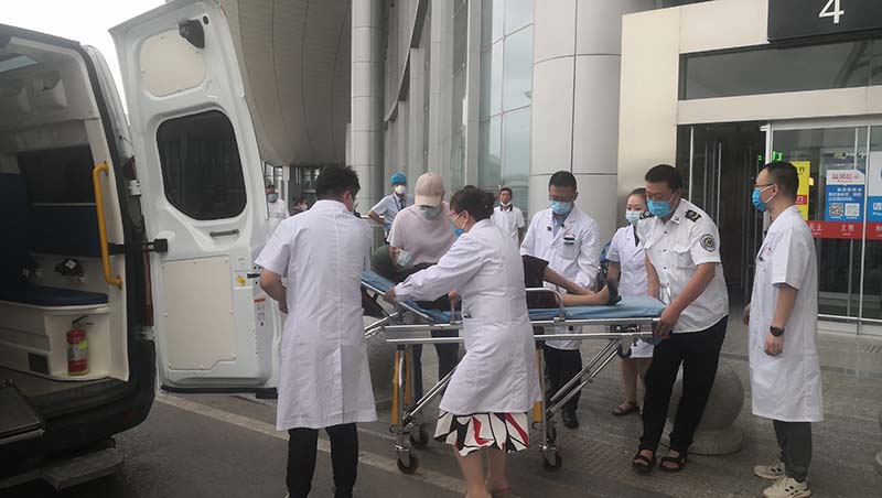 新疆晚期癌症患者千里求医 兰州爱心大夫机场组团护送