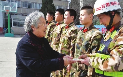 王奶奶为消防官兵送去鞋垫（资料图片）