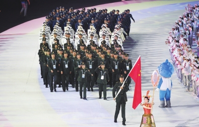 中国代表团在开幕式上入场　□新华社照片