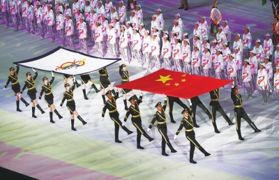 护旗手护卫中华人民共和国国旗和国际军事体育理事会会旗进入开幕式现场。□新华社照片