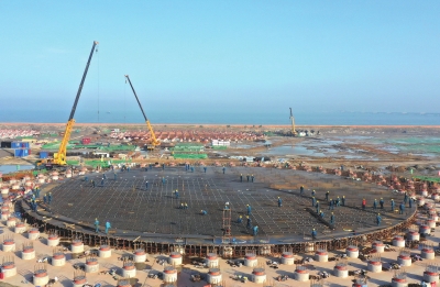 5月23日，工人在唐山市曹妃甸区LNG项目第一阶段工程储罐建设工地施工（无人机照片）。□新华社照片