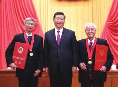 习近平向获得2019年度国家最高科学技术奖的黄旭华院士（右）和曾庆存院士（左）颁奖