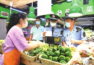 6月17日，在位于北京市海淀区的增光鸿运市场，执法人员对商户所售蔬菜的进货渠道进行检查。□新华社照片