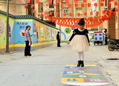 小女孩在“国旗小巷”玩耍