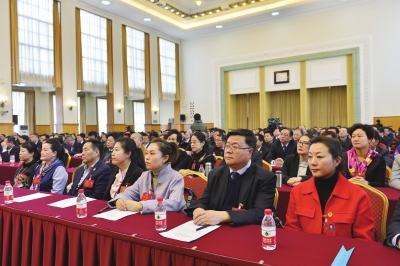 2月23日，政协委员参加十四届三次会议闭幕大会。
