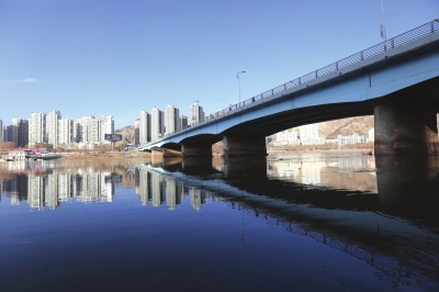 每当冬季，在七里河黄河大桥附近，黄河波平如镜水天一色。