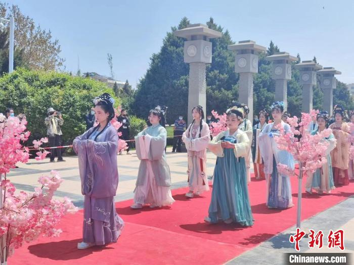 今年“五一”期间，甘肃武威市各景区推出“云游”系列，带网友观看雷台汉文化博物馆的汉服展演。(资料图) 甘肃省文化和旅游厅供图