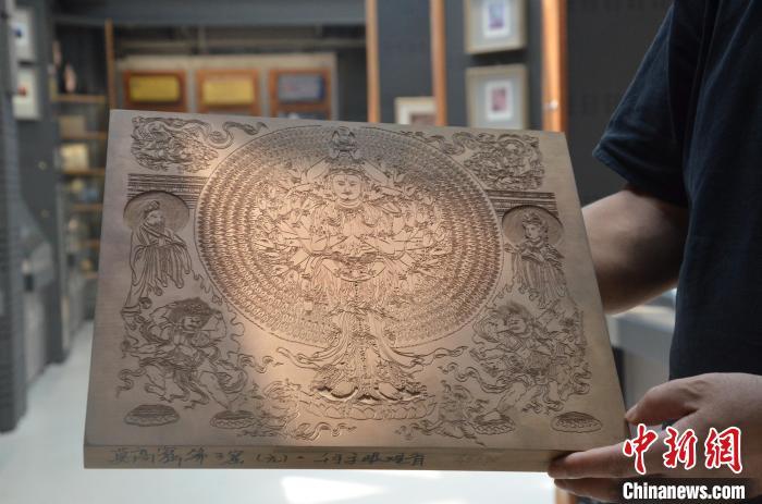 图为徐晋林雕刻的敦煌题材的版画——《千手观音》。　李亚龙 摄