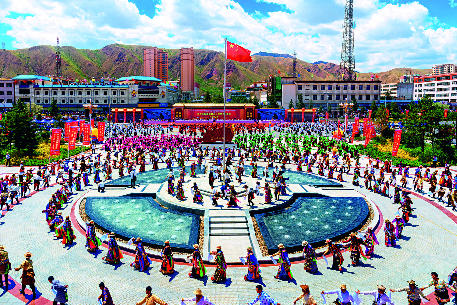 甘肃武威市天祝藏族自治县举行“欢乐藏乡·和谐天祝”万人锅庄舞表演。中共甘肃省委统战部供图