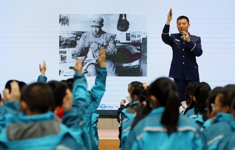森林消防员与北京八中兰州分校师生一起讲雷锋故事、学雷锋精神。裴海博摄