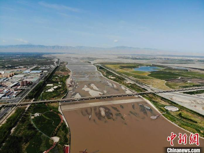 图为甘肃张掖市甘州区黑河河道生态良好。(资料图) 杨艳敏 摄