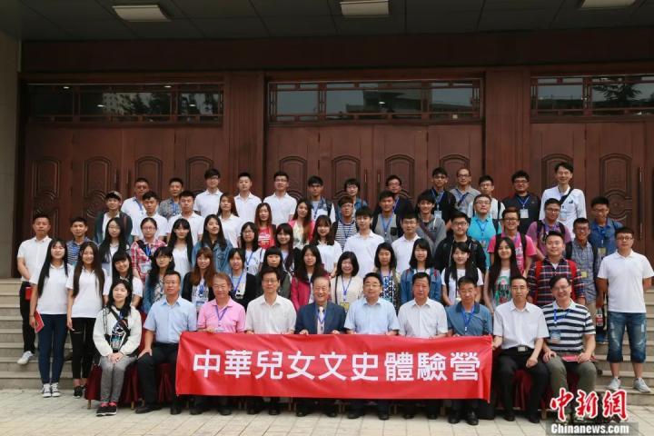 2016年7月，“中华儿女文史体验营暨台湾学子丝路文化之旅”参访活动在兰州举行，台湾高校、西北师范大学师生共同参加。丁思 摄